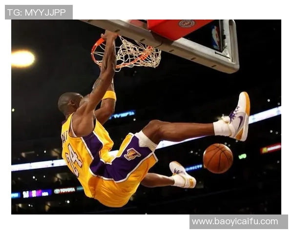 科比在对阵黄蜂时的经典折叠扣篮瞬间回顾与分析